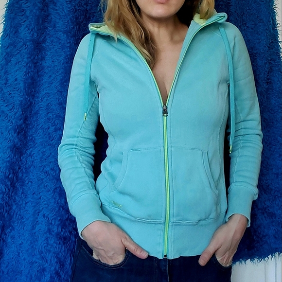 🍭 3 x $25 | ARITZIA / TNA Teal and Lime Green Zip Up Hoodie Sz. M *minor flaw* - Picture 3 of 10